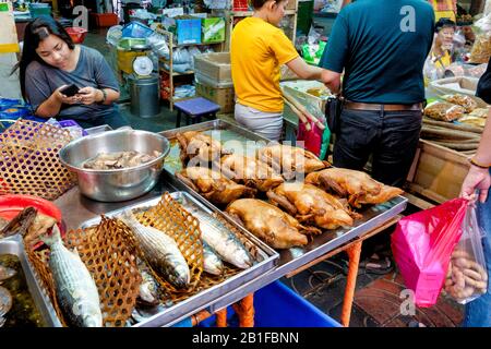 Lebensmittelhändler auf dem Talat Kao Old Market in Soi 6 der Yaowarat Road, Bangkok, Thailand Stockfoto