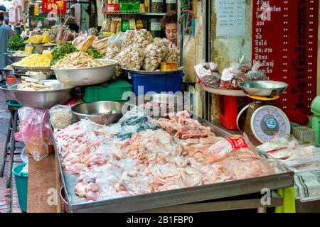 Lebensmittelhändler auf dem Talat Kao Old Market in Soi 6 der Yaowarat Road, Bangkok, Thailand Stockfoto