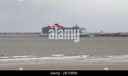 Liverpool, Großbritannien 25. Februar 2020 Scarlet Lady ist ein Kreuzfahrtschiff von Virgin Voyages. Sie wurde am 14. Februar 2020 von Fincantieri aus Italien geliefert und ihre Eröffnungsfahrt ist für den 1. April 2020 geplant. Sie ist das erste Schiff der Virgin Voyages Flotte und wird ausschließlich als "nur für Erwachsene" Schiff für Gäste ab 18 Jahren eingesetzt, wobei sie hauptsächlich vier- bis fünfnächtliche karibische Routen von Miami, Florida segelt. Stockfoto