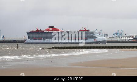 Liverpool, Großbritannien 25. Februar 2020 Scarlet Lady ist ein Kreuzfahrtschiff von Virgin Voyages. Sie wurde am 14. Februar 2020 von Fincantieri aus Italien geliefert und ihre Eröffnungsfahrt ist für den 1. April 2020 geplant. Sie ist das erste Schiff der Virgin Voyages Flotte und wird ausschließlich als "nur für Erwachsene" Schiff für Gäste ab 18 Jahren eingesetzt, wobei sie hauptsächlich vier- bis fünfnächtliche karibische Routen von Miami, Florida segelt. Stockfoto