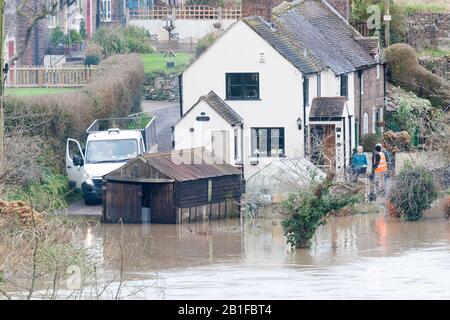 Ironbridge, Shropshire, Großbritannien. Februar 2020. Am Fluss Severn in Ironbridge, Shropshire, wird eine starke Hochwasserwarnung angezeigt, da Rettungsmannschaften versuchen, Haushalte zu evakuieren, die von Überschwemmungen bedroht sind, wenn die Flusspegel später am Tag (Dienstag) ihren Höhepunkt erreichen. Kredit: Peter Lopeman/Alamy Live News Stockfoto