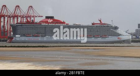 Liverpool, Großbritannien 25. Februar 2020 Scarlet Lady ist ein Kreuzfahrtschiff von Virgin Voyages. Sie wurde am 14. Februar 2020 von Fincantieri aus Italien geliefert und ihre Eröffnungsfahrt ist für den 1. April 2020 geplant. Sie ist das erste Schiff der Virgin Voyages Flotte und wird ausschließlich als "nur für Erwachsene" Schiff für Gäste ab 18 Jahren eingesetzt, wobei sie hauptsächlich vier- bis fünfnächtliche karibische Routen von Miami, Florida segelt. Stockfoto