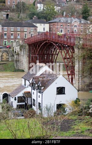 Ironbridge, Shropshire, Großbritannien. Februar 2020. Starke Hochwasserwarnung auf dem Fluss Severn bei Ironbridge, Shropshire. Ein Haus am Flussufer droht mit dem weiteren Anstieg des Flussniveaus. Kredit: Peter Lopeman/Alamy Live News Stockfoto