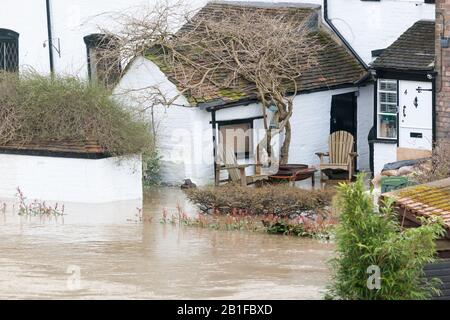 Ironbridge, Shropshire, Großbritannien. Februar 2020. Starke Hochwasserwarnung auf dem Fluss Severn bei Ironbridge, Shropshire. Ein Haus am Flussufer ist überschwemmt. Kredit: Peter Lopeman/Alamy Live News Stockfoto