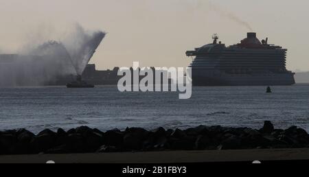 Liverpool, Großbritannien 25. Februar 2020 Scarlet Lady ist ein Kreuzfahrtschiff von Virgin Voyages. Sie wurde am 14. Februar 2020 von Fincantieri aus Italien geliefert und ihre Eröffnungsfahrt ist für den 1. April 2020 geplant. Sie ist das erste Schiff der Virgin Voyages Flotte und wird ausschließlich als "nur für Erwachsene" Schiff für Gäste ab 18 Jahren eingesetzt, wobei sie hauptsächlich vier- bis fünfnächtliche karibische Routen von Miami, Florida segelt. Stockfoto