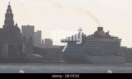 Liverpool, Großbritannien 25. Februar 2020 Scarlet Lady ist ein Kreuzfahrtschiff von Virgin Voyages. Sie wurde am 14. Februar 2020 von Fincantieri aus Italien geliefert und ihre Eröffnungsfahrt ist für den 1. April 2020 geplant. Sie ist das erste Schiff der Virgin Voyages Flotte und wird ausschließlich als "nur für Erwachsene" Schiff für Gäste ab 18 Jahren eingesetzt, wobei sie hauptsächlich vier- bis fünfnächtliche karibische Routen von Miami, Florida segelt. Stockfoto