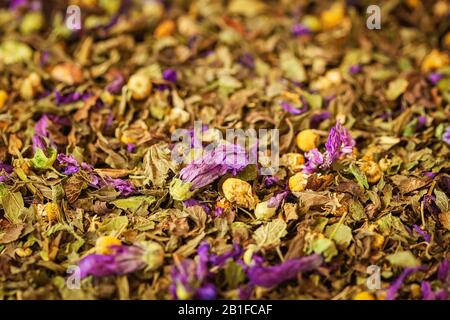 Hintergrund der farbenfrohen Trockenblume Kräutertee mit Blumenblättern, selektiver Fokus Stockfoto