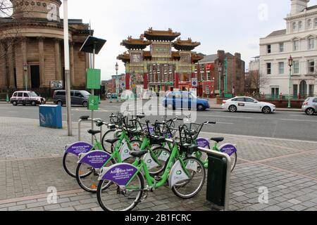 Fahrradverleih an der Straße vor dem stadttor in china, nelson-straße, liverpool england, Großbritannien Stockfoto