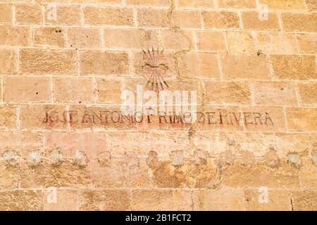 José antonio primo de rivera Beschriftung und Joch und Pfeile, Symbol des Falangismus auf der kathedrale von almeria, stadt almeria, spanien Stockfoto