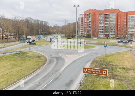 Stadt Riga, Lettland. Autos bewegen sich auf der Straße. Kreisverkehr vor dem 25.02.2020 Stockfoto