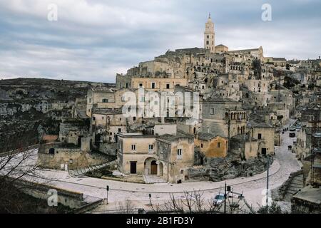 Blick auf die Altstadt von matera, italien, Leute und Autos, traditionelle Steinhäuser Stockfoto