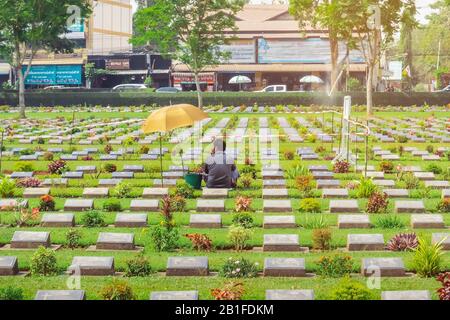 Kanchanaburi THAILAND - 21. FEBRUAR: Unidentifizierte Arbeiter renovieren und dekorieren Blumen auf dem Allied war Cemetery von Kanchanaburi am 21.2020 in Ka Stockfoto