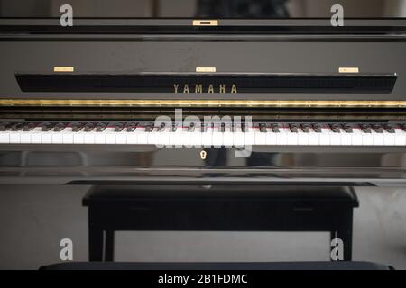 Princeton New Jersey, 25. Februar 2020:YAMAHA Klaviertastatur closeup - Bild Stockfoto