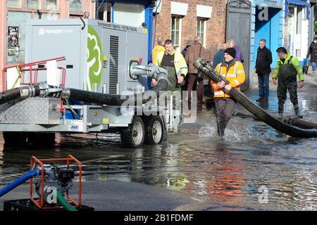 Shrewsbury, Shropshire, Großbritannien - Dienstag, 25. Februar 2020 - Kampf der Mitarbeiter der Umweltagentur, um eine Pumpe in Betrieb zu nehmen, während sich die Überschwemmungen im Stadtzentrum von Shrewsbury ausbreiten. Der Fluss Severn wird später heute seinen Höhepunkt erreichen, und für Shrewsbury gilt derzeit eine "Severn Flood Warning". Foto Steven May / Alamy Live News Stockfoto