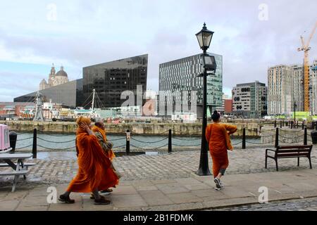 Buddhistische Mönche im albert Dock liverpool england Großbritannien Stockfoto