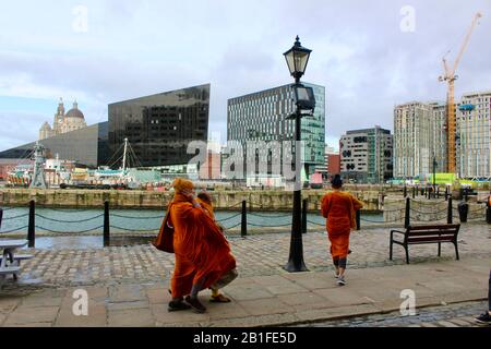 Buddhistische Mönche im albert Dock liverpool england Großbritannien Stockfoto