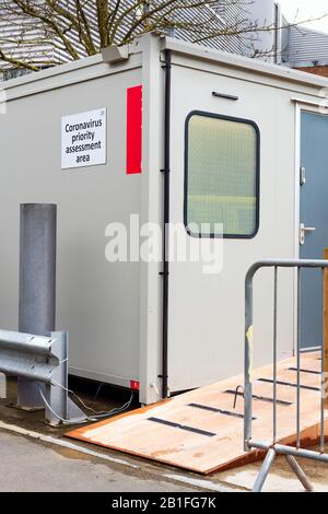 Coronavirus POD, Kabin Assessment PODs in einem britischen Krankenhaus. Isolationspat zur Beurteilung von Patienten ohne Zuschaltung zu A&E. Stockfoto