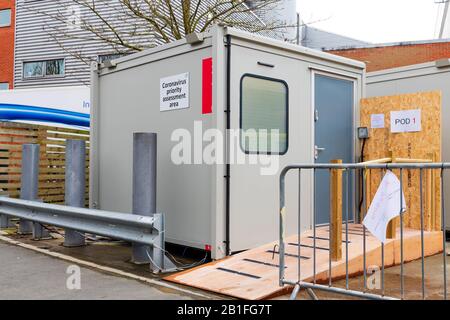 Coronavirus Pods Kabin Assessment Pod in einem britischen Krankenhaus. Isolationspat zur Beurteilung von Patienten ohne Zuschaltung zu A&E. Stockfoto