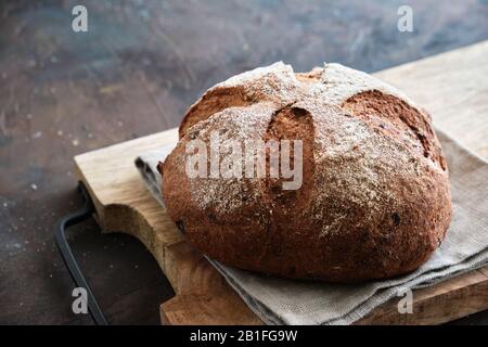 Frisch gebackenes Brot auf dem Schneidebrett. Stockfoto