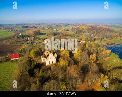 Ruinen einer kreuzförmigen Lutherkirche in Herbstlandschaft, Gorne, Polen (ehemalige Gurnen, Ostpreussen) Stockfoto