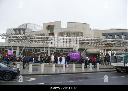 Edinburgh, Großbritannien. Februar 2020. Bild: Protest außerhalb des schottischen Parlaments, wo Studenten gegen die drakonischen Maßnahmen protestieren, die im Hinblick auf Hochschulgeld, Renten und Arbeitsbedingungen von den Universitäten ergriffen wurden. Kredit: Colin Fisher/Alamy Live News Stockfoto