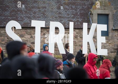 Edinburgh, Großbritannien. Februar 2020. Bild: Protest außerhalb des schottischen Parlaments, wo Studenten gegen die drakonischen Maßnahmen protestieren, die im Hinblick auf Hochschulgeld, Renten und Arbeitsbedingungen von den Universitäten ergriffen wurden. Kredit: Colin Fisher/Alamy Live News Stockfoto