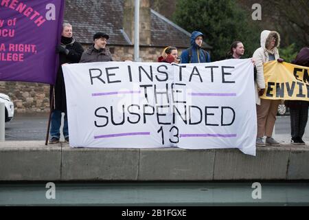 Edinburgh, Großbritannien. Februar 2020. Bild: Protest außerhalb des schottischen Parlaments, wo Studenten gegen die drakonischen Maßnahmen protestieren, die im Hinblick auf Hochschulgeld, Renten und Arbeitsbedingungen von den Universitäten ergriffen wurden. Kredit: Colin Fisher/Alamy Live News Stockfoto