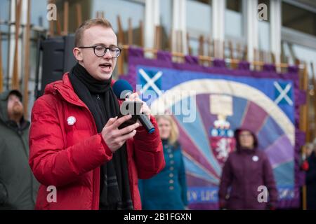 Edinburgh, Großbritannien. Februar 2020. Bild: Protest außerhalb des schottischen Parlaments, wo Studenten gegen die drakonischen Maßnahmen protestieren, die im Hinblick auf Hochschulgeld, Renten und Arbeitsbedingungen von den Universitäten ergriffen wurden. Kredit: Colin Fisher/Alamy Live News Stockfoto