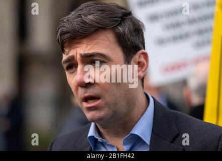 London, Großbritannien. Februar 2020. Der Bürgermeister Von Manchester Andy Burnham tritt mit dem Bürgermeister von Salford Paul Dennett, dem Bürgermeister von London Sadiq Khan und Mitgliedern einer in Manchester ansässigen Anwohnergruppe zusammen, um Regierungsmaßnahmen zu fordern, um diejenigen zu unterstützen, die in "unsicheren" Hochhäusern außerhalb des Unterhauses, London UK, Leben. Andy Burnham, Bürgermeister von Greater Manchester Credit: Ian Davidson/Alamy Live News Stockfoto