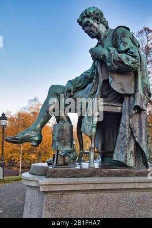 Bronzeskulptur des deutschen schwedischen Naturwissenschaftlers Carl wilhelm Scheele, Flore Hill, Humlegarden, Ostermalm, Stockholm, Schweden Stockfoto