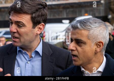 London, Großbritannien. Februar 2020. Der Bürgermeister Von Manchester Andy Burnham tritt mit dem Bürgermeister von Salford Paul Dennett, dem Bürgermeister von London Sadiq Khan und Mitgliedern einer in Manchester ansässigen Anwohnergruppe zusammen, um Regierungsmaßnahmen zu fordern, um diejenigen zu unterstützen, die in "unsicheren" Hochhäusern außerhalb des Unterhauses wohnen, London UK Credit: Ian Davidson/Alamy Live News Stockfoto