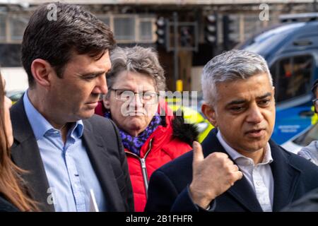 London, Großbritannien. Februar 2020. Bürgermeister von Greater Manchester Andy Burnham (links) tritt mit Bürgermeister von Salford Paul Dennett, Bürgermeister von London Sadiq Khan (rechts) und Mitgliedern einer in Manchester ansässigen Anwohnergruppe zusammen, um Regierungsmaßnahmen zu fordern, um diejenigen zu unterstützen, die in "unsicheren" Hochhäusern außerhalb des Unterhauses, London UK Credit: Ian Davidson/Alamy Live News Stockfoto