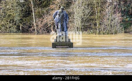 Herkules blickt auf das Überschwemmungswasser im Steinbruch, Shrewsbury. Stockfoto