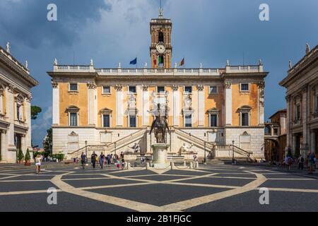 Großes Bild der Piazza Del Campidoglio mit der Statue von Marcus Aurelius an einem sonnigen Tag. Rom, Italien. Stockfoto