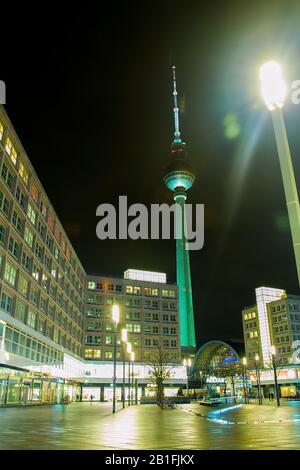 Berlin. Deutschland. Januar 2020 Berlin leuchtet jedes Jahr vor Weihnachten am 7. Dezember 2013 vom Alexander Platz in in in den festlichen Lichtstrahlen Stockfoto