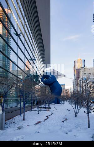 Denver, 14. FEBRUAR: Morgendlicher Blick auf den berühmten Big Blue Bear vom Convention Center am 14. FEBRUAR 2020 in Denver, Colorado Stockfoto