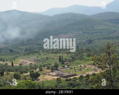 Blick hinunter auf die archäologische Stätte Des Antiken Messene, Ithomi, Messini, Messenia, Griechenland mit den Hügeln und Bergen der Peloponnes im b Stockfoto