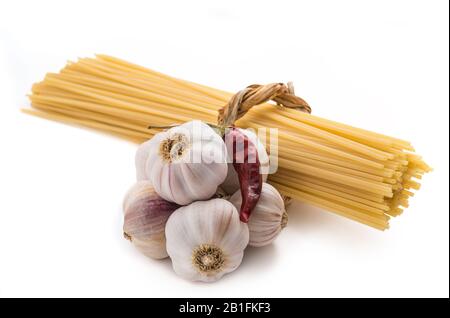 Spaghetti mit Knoblauch und Chili, isoliert auf Weiß Stockfoto