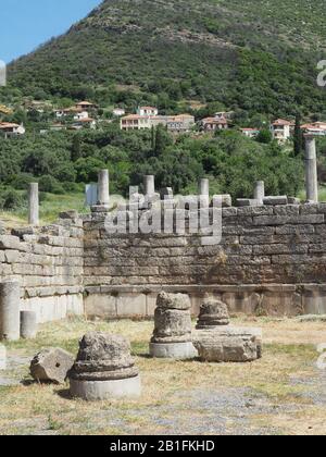 Bleibt im Alten Messene, Ithomi, Messini, Messenia, Peloponnes, Griechenland mit dem modernen Dorf Messini im Hintergrund. Stockfoto