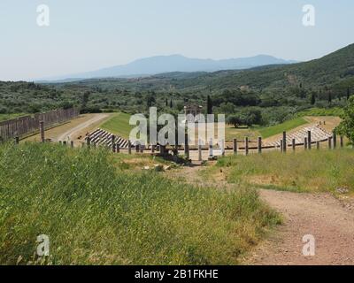 Das Heroon Mausoleum und Teil des Stadions im Alten Messene, Ithomi, Messini, Messenia, Griechenland. Berge der Peloponnes im Hintergrund. Stockfoto