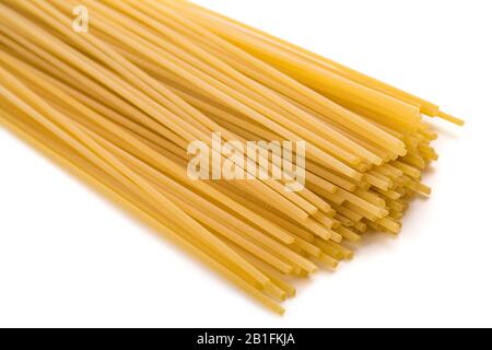 Rohe Spaghetti-Gruppe isoliert auf weißem Hintergrund Stockfoto