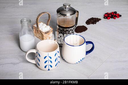 Frisch gebrühter Kaffee in einer französischen Presse bereit zum Gießen. Stockfoto