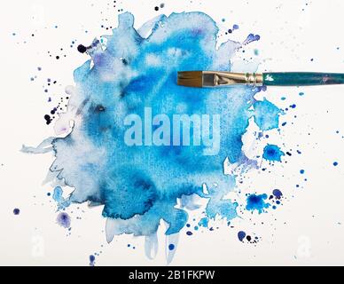 Blauer Aquarellfleck mit Pinsel isoliert auf Weiß Stockfoto