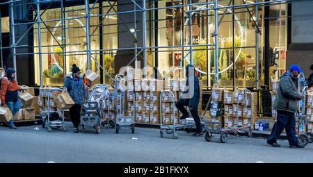 Mitarbeiter bereiten Amazon Am Montag, 17. Februar 2020, neue Lieferungen für den Vertrieb in der Flatiron-Nachbarschaft von New York vor. (© Richard B. Levine) Stockfoto