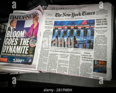 Zeitungen in New York berichten am Donnerstag, den 20. Februar 2020 über die Debatte des Vorabends zwischen demokratischen Präsidentschaftskandidaten. (© Richard B. Levine) Stockfoto