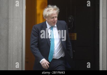 Premierminister Boris Johnson wartet darauf, den österreichischen Bundeskanzler Sebastian kurz vor einem Treffen auf den Stufen 10 Downing Street, London, zu begrüßen. Stockfoto
