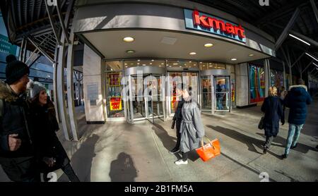 Die Schilder für Ladenschließungen sind am Freitag, den 21. Februar 2020, im gesamten Penn Station Kmart Store in New York verputzt zu sehen. Nach mehr als zwanzig Jahren schließt Transformco, der Besitzer von Kmart, das Geschäft, das 160 Mitarbeiter ablegt. Der letzte Tag des Ladens im 4. Mai. (© Richard B. Levine) Stockfoto