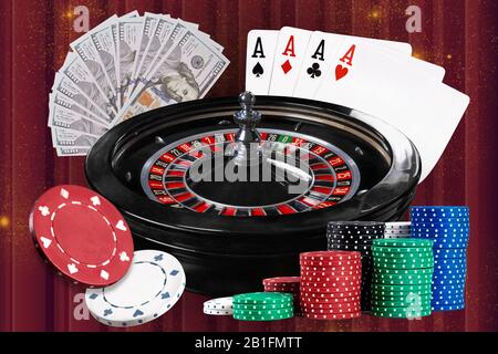 Vier Asse und ein Fan von Hundert Dollar Rechnungen hinter einem dunklen Roulette und bunten Chips in Pfählen auf rotem funkelnden Hintergrund. Glücksspiel Unterhaltung, p Stockfoto