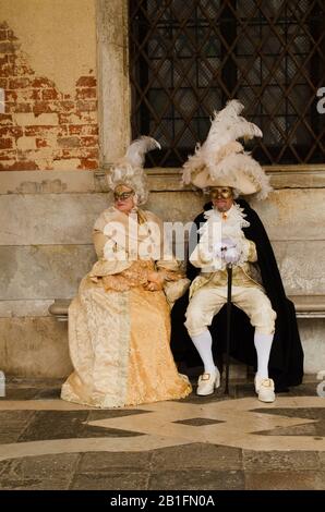 Ein Paar in der karnevalskostüm von venedig Stockfoto