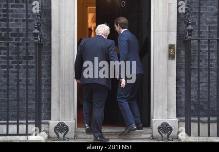 Premierminister Boris Johnson begrüßt den österreichischen Bundeskanzler Sebastian kurz vor einem Treffen auf den Stufen 10 Downing Street, London. Stockfoto